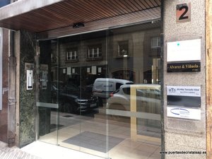 PUERTAS AUTOMATICAS DE CRISTAL PARA COMUNIDADES EN OVIEDO