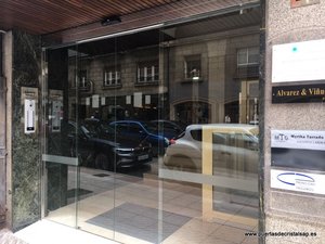 PUERTAS AUTOMATICAS DE CRISTAL PARA COMUNIDADES EN OVIEDO