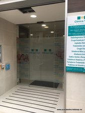 PUERTA DE CRISTAL AUTOMATICA CLINICA VIGIL, EL BERRON, ASTURIAS