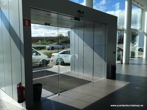 PUERTA DE CRISTAL AUTOMATICA  AUDI LUGONES, OVIEDO, ASTURIAS