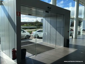 PUERTA DE CRISTAL AUTOMATICA  AUDI LUGONES, OVIEDO, ASTURIAS