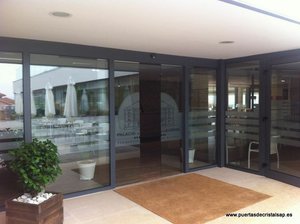 PUERTA DE CRISTAL AUTOMATICA PARA RESIDENCIAS DE ANCIANOS
