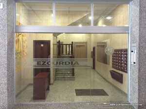 PUERTA DE CRISTAL AUTOMATICA CORREDERA COMUNIDAD DE PROPIETARIOS EZCURDIA 27/29 Y PREMIO REAL 11, GIJON, ASTURIAS