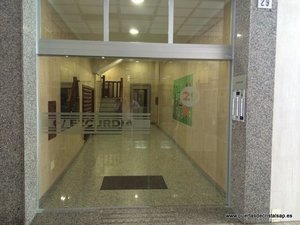 PUERTA DE CRISTAL AUTOMATICA CORREDERA COMUNIDAD DE PROPIETARIOS EZCURDIA 27/29 Y PREMIO REAL 11, GIJON, ASTURIAS