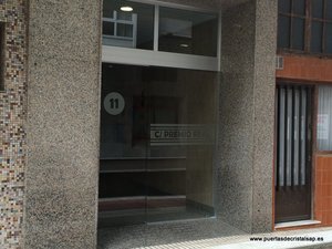 PUERTA DE CRISTAL AUTOMATICA CORREDERA COMUNIDAD DE PROPIETARIOS EZCURDIA 27/29 Y PREMIO REAL 11, GIJON, ASTURIAS