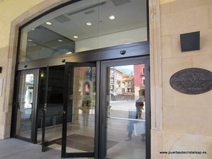 PUERTA GIROBATIENTE DE CRISTAL AYUNTAMIENTO DE GIJON ASTURIAS