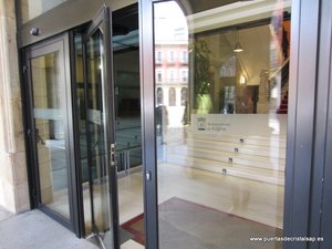PUERTA GIROBATIENTE DE CRISTAL AYUNTAMIENTO DE GIJON ASTURIAS