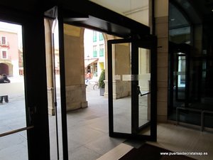 PUERTA GIROBATIENTE DE CRISTAL AYUNTAMIENTO DE GIJON ASTURIAS