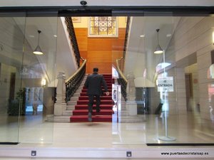 PUERTA DE CRISTAL AUTOMATICA CORREDERA AYUNTAMIENTO DE GIJON ASTURIAS
