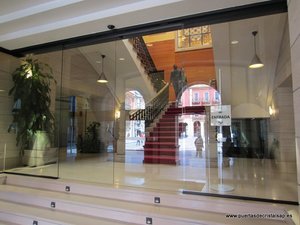 PUERTA DE CRISTAL AUTOMATICA CORREDERA AYUNTAMIENTO DE GIJON ASTURIAS