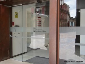 PUERTA CORREDERA DE UNA HOJA CRISTAL AUTOMATICA AYUNTAMIENTO DE GIJON ASTURIAS