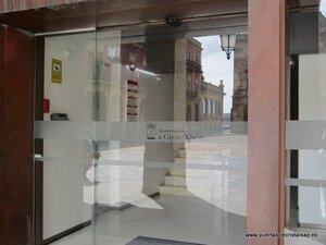 PUERTA CORREDERA DE UNA HOJA CRISTAL AUTOMATICA AYUNTAMIENTO DE GIJON ASTURIAS