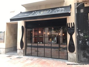 PUERTA AUTOMATICA MAS PUERTA MANUAL RESTAURANTE DIEZ DE LA GORDA, OVIEDO, ASTURIAS