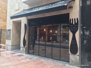 PUERTA AUTOMATICA MAS PUERTA MANUAL RESTAURANTE DIEZ DE LA GORDA, OVIEDO, ASTURIAS