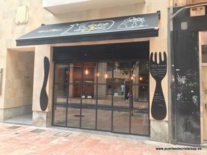 PUERTA AUTOMATICA MAS PUERTA MANUAL RESTAURANTE DIEZ DE LA GORDA, OVIEDO, ASTURIAS