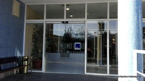 PUERTA CORREDERA DE CRISTAL AUTOMATICA ERA LAVIANA, ASTURIAS