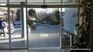PUERTA CORREDERA DE CRISTAL AUTOMATICA ERA LAVIANA, ASTURIAS