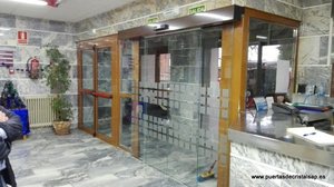 PUERTA CORREDERA DE CRISTAL AUTOMATICA ERA TINEO, ASTURIAS