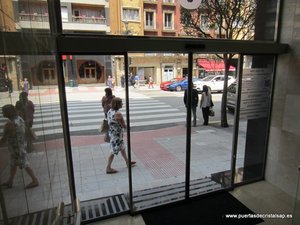 PUERTA DE CRISTAL AUTOMATICA AVDA. GALICIA 2,OVIEDO, ASTURIAS 
