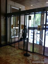 PUERTA CORREDERA AUTOMATICA DELEGACION DE HACIENDA LEON