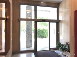 PUERTA AUTOMATICA DE CRISTAL COMUNIDAD DE PROPIETARIOS DANZA PRIMA 18 POLA DE SIERO