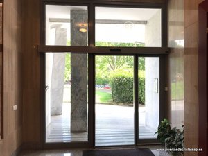 PUERTA AUTOMATICA DE CRISTAL COMUNIDAD DE PROPIETARIOS DANZA PRIMA 18 POLA DE SIERO