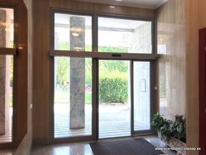 PUERTA AUTOMATICA DE CRISTAL COMUNIDAD DE PROPIETARIOS DANZA PRIMA 18 POLA DE SIERO
