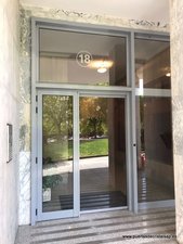 PUERTA AUTOMATICA DE CRISTAL COMUNIDAD DE PROPIETARIOS DANZA PRIMA 18 POLA DE SIERO
