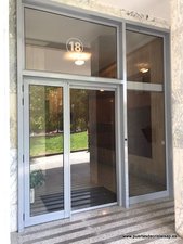 PUERTA AUTOMATICA DE CRISTAL COMUNIDAD DE PROPIETARIOS DANZA PRIMA 18 POLA DE SIERO