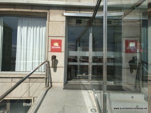 PUERTAS DE CRISTAL PARA HOTELES EN CANDAS