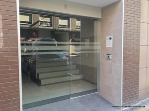 PUERTA AUTOMATICA PARA COMUNIDADES EN AVILES