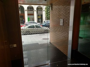 PUERTA AUTOMATICA PARA EDIFICIOS EN GIJON