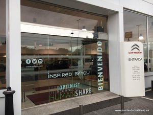 PUERTAS DE CRISTAL PARA CONCESIONARIOS EN ASTURIAS