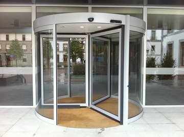 Puerta giratoria. Hotel Caldas