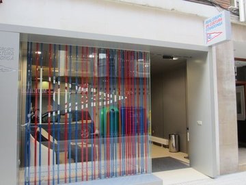 Puerta de cristal automática. Grupo Cultura Covadonga