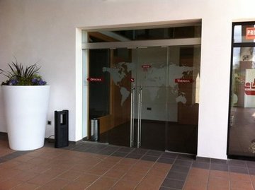 Puerta batiente de cristal manual. Tienda Oviedo