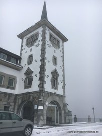 Puerta en Parador de Pajares