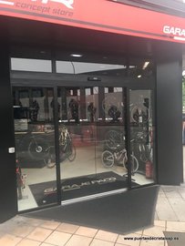 Puerta corredera en tienda de Bicicletas