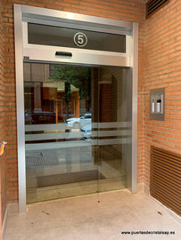 Puerta de Portal Aurora de Albornoz 5-7