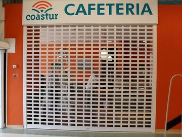 Persiana cafetería Coastur en Otur, Luarca