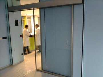 Mantenimiento puertas de cristal automáticas en Centros Sanitarios