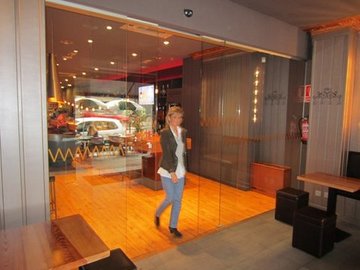 Mantenimiento puertas de cristal automáticas en Hostelería