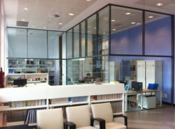 Divisiones de vidrio en casa cultura Pravia