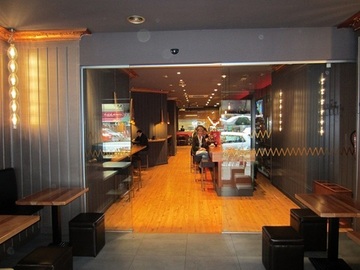 Puerta de cristal automática. Restaurante Naguar