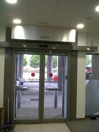 Puerta de cristal automática. Gasolinera Jove