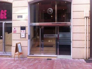 Puerta de cristal automática. Matemático Pedrayes Oviedo