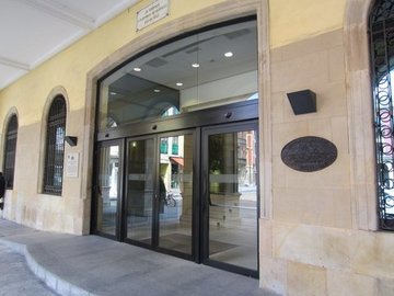 Puerta de cristal automática girobatiente. Ayuntamiento de Gijón 