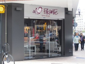 Puerta de cristal automática de cristal. Pikante Gijón 