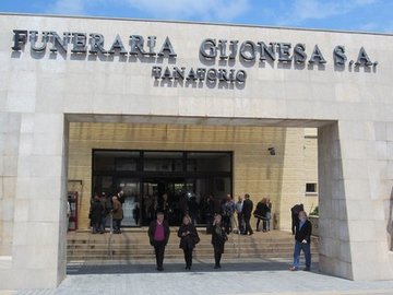 Puerta de cristal automática. Tanatorio Gijón