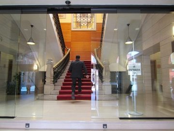 Puerta de cristal automática. Ayuntamiento de Gijón